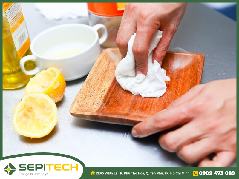 Mẹo đối phó với vết bẩn cứng đầu bám trên sàn