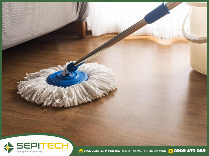 Sàn gỗ có lau nước được không? Hướng dẫn lau sàn gỗ đúng cách 